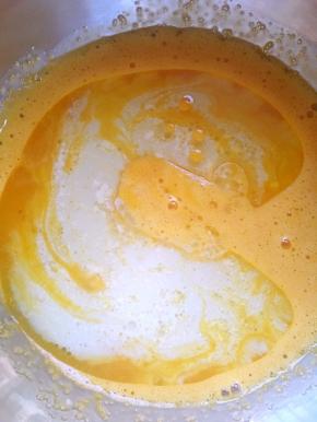 加入牛奶，玉米油，搅拌至表层无油点