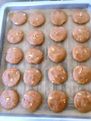 搓成小球压扁，烤箱预热180度烤18分钟