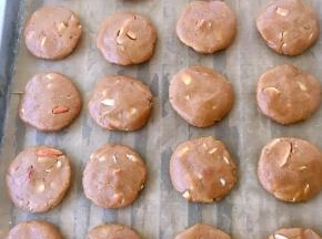 搓成小球压扁，烤箱预热180度烤18分钟