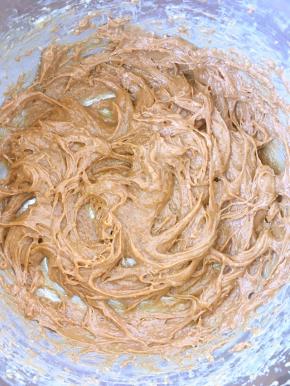 打蛋器继续打发，至充分融合