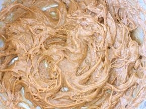 打蛋器继续打发，至充分融合