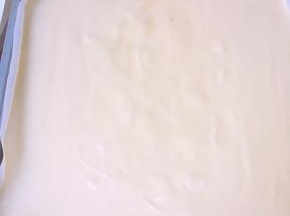 翻拌的过程把烤箱预热170度，烤盘铺油纸，面糊抬高20厘米倒入烤盘，这样可以减少气泡