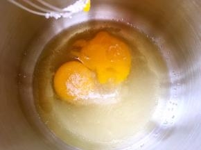 鸡蛋加砂糖搅拌均匀