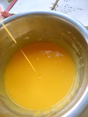 蛋抽一直搅拌至液体顺滑，无颗粒