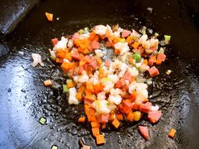 热锅下油，放葱花，虾丁翻炒几下，放胡萝卜丁、腊肉丁跟烤肠丁炒一会，最后放玉米粒跟青豆，根据自己的口味加调料炒熟