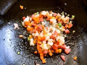 热锅下油，放葱花，虾丁翻炒几下，放胡萝卜丁、腊肉丁跟烤肠丁炒一会，最后放玉米粒跟青豆，根据自己的口味加调料炒熟