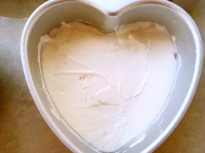 烤箱预热160度，模具倒入一半原色面糊，用刮刀刮平正