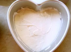 烤箱预热160度，模具倒入一半原色面糊，用刮刀刮平正