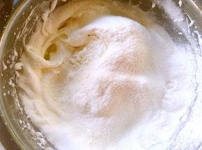 过筛低筋面粉，玉米淀粉翻拌均匀