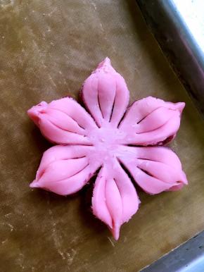 用手将花瓣捏紧