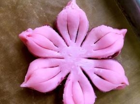 用手将花瓣捏紧