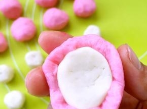 用粉色的水油皮材料包裹上油酥皮材料，将收口捏紧，醒个5分多钟