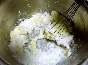 40克黄油软化，加15克糖粉搅拌均匀