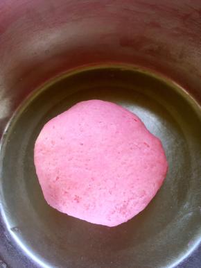 将所有水油皮材料跟几滴色素混合，活成面团