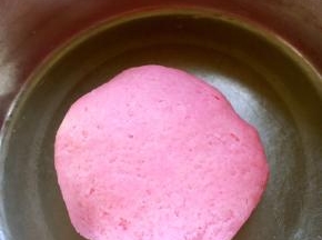 将所有水油皮材料跟几滴色素混合，活成面团