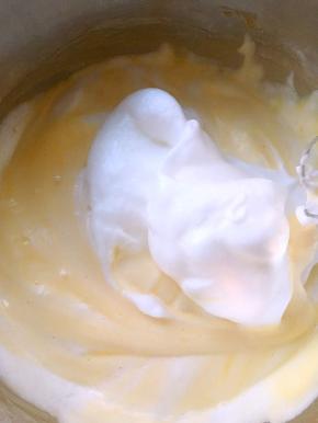 蛋白分三次加入到蛋黄糊中，先用蛋抽翻拌，这样能让蛋白跟蛋黄糊很好的融合，最后再用刮刀翻拌均匀即可，翻拌不均匀，留有蛋白颗粒，烤出来的蛋糕不够细腻，容易局部开裂