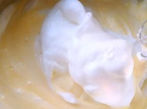 蛋白分三次加入到蛋黄糊中，先用蛋抽翻拌，这样能让蛋白跟蛋黄糊很好的融合，最后再用刮刀翻拌均匀即可，翻拌不均匀，留有蛋白颗粒，烤出来的蛋糕不够细腻，容易局部开裂