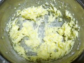 打蛋器打发至蓬松状态