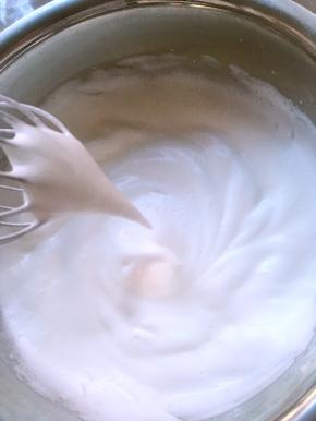 蛋白加几滴柠檬汁，分三次加入剩下的砂糖，打发至湿性发泡，打蛋器提起来有个长长的尖，但不滴下来，打蛋器全程低速打发，这样打发的蛋白更稳定