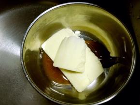 麦芽糖加21克黄油隔水加热至融化，黄油跟麦芽糖搅拌均匀