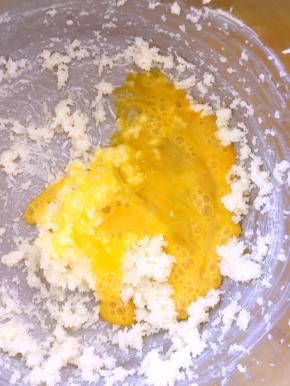 分两次加入打散的蛋液，继续打发