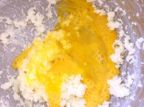 分两次加入打散的蛋液，继续打发