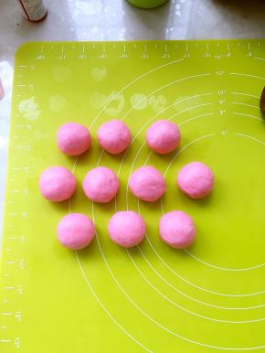 包裹上玫瑰鲜花馅，收好收口