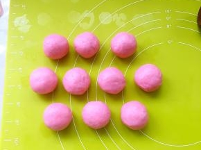 包裹上玫瑰鲜花馅，收好收口