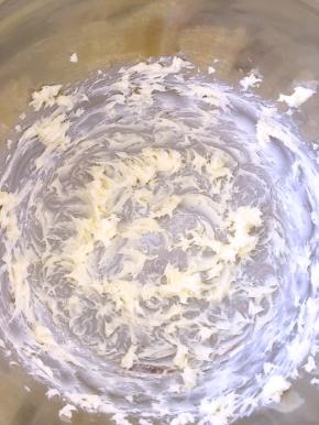 黄油软化，加砂糖打发至蓬松