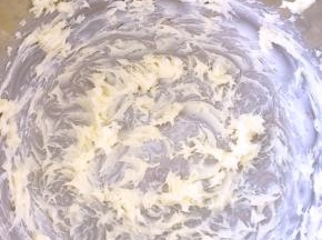 黄油软化，加砂糖打发至蓬松