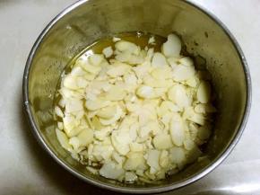 加入杏仁片搅拌均匀