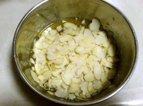 加入杏仁片搅拌均匀