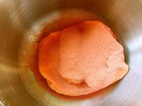 取三分之一拌好的面糊，过筛草莓粉，翻拌均匀