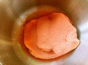 取三分之一拌好的面糊，过筛草莓粉，翻拌均匀