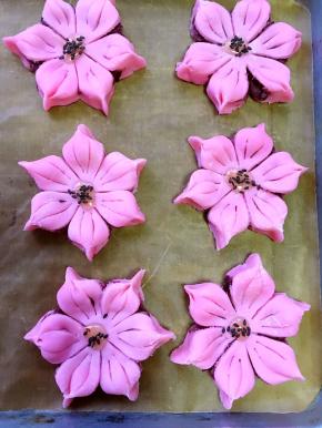 再在蜂蜜上撒上适量的黑芝麻