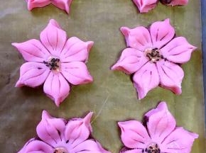 再在蜂蜜上撒上适量的黑芝麻