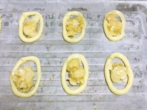 面糊装入裱花袋，用最小的圆形裱花嘴，挤出椭圆形，中间放一点馅，馅不要放的太多，一半就好，免得烘烤过程中膨胀，馅冒出圈外