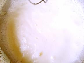 打出浓稠状加入第二次砂糖