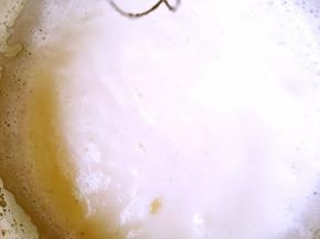 打出浓稠状加入第二次砂糖