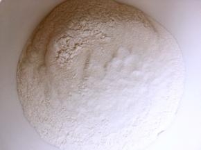 低筋面粉过筛2遍，放一旁备用