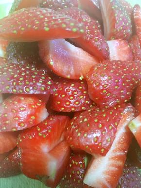 草莓洗干净，滤干水份，再用厨房纸吸干表面的水份，切块