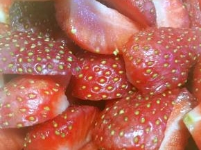 草莓洗干净，滤干水份，再用厨房纸吸干表面的水份，切块