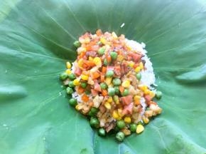 将炒好的菜放到米饭上面