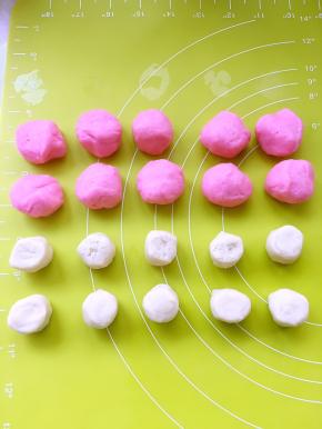 两种面团分成同等的10等份，醒20分钟，醒的时间可以将玫瑰花馅分成10等份