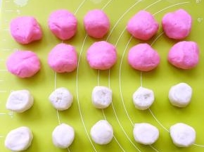 两种面团分成同等的10等份，醒20分钟，醒的时间可以将玫瑰花馅分成10等份