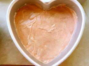 再倒入草莓面糊，用刮刀刮平正