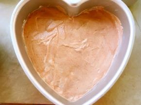 再倒入草莓面糊，用刮刀刮平正