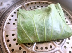包好荷叶，蒸锅蒸40分钟，之后再闷10分钟，糯米蒸软即可