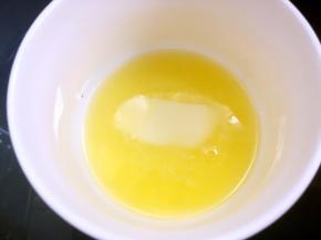 黄油隔水加热至融化