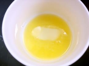 黄油隔水加热至融化